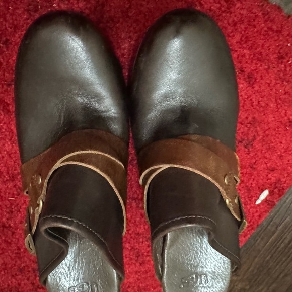 UGG Brown Boots with Smooth Leather and Adjustable Strap - Picture 1 of 6